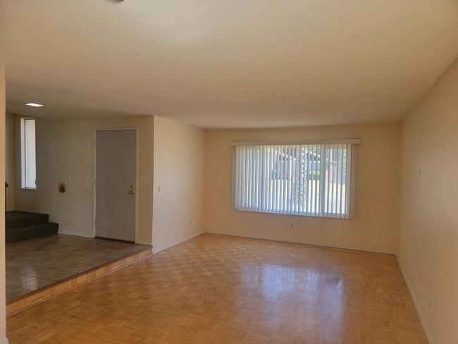 Building Photo - Great 4 Bedroom 2.5 Bath in South Natomas