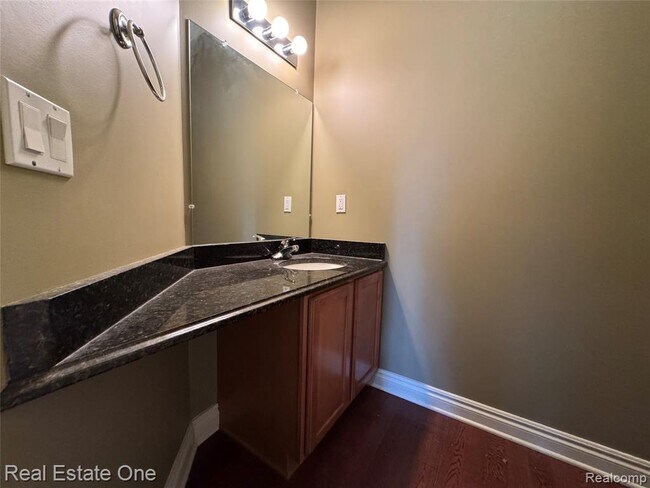 Building Photo - 1030 Oakwood Dr