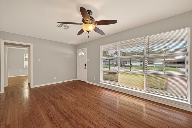 Building Photo - 226 W 4th St