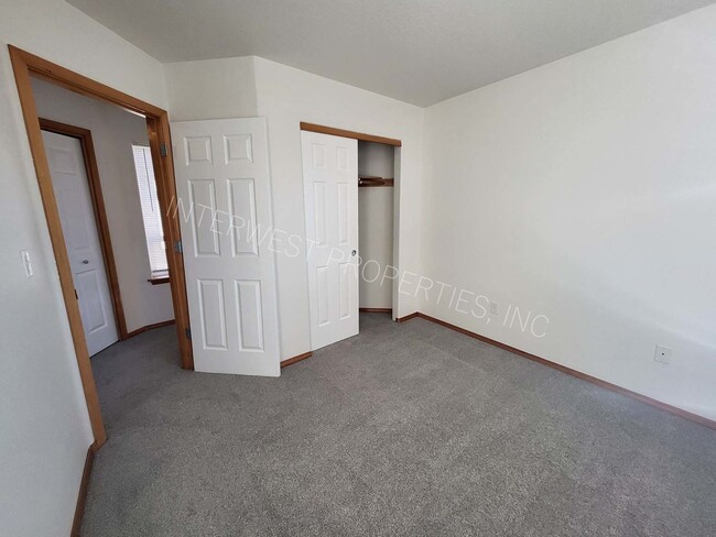 Building Photo - *1/2 OFF 1ST MONTH'S RENT PROMO* 3 Bed NE ...