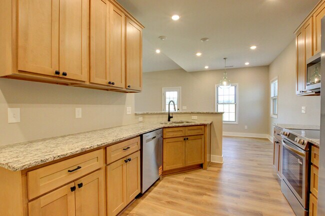 Building Photo - 102 Riverbend Dr