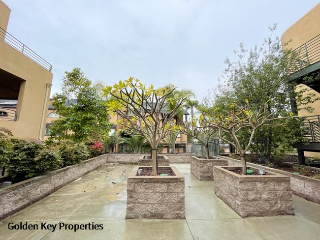 Building Photo - Beautiful first floor condo in Ocean Pointe with Lagoon views!!