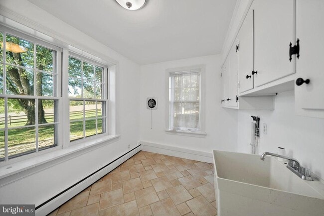 Building Photo - 1025 N Chatham Rd