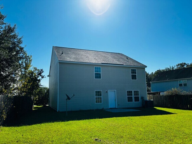 Building Photo - Now Available for Rent – Spacious 3 Bedroo...