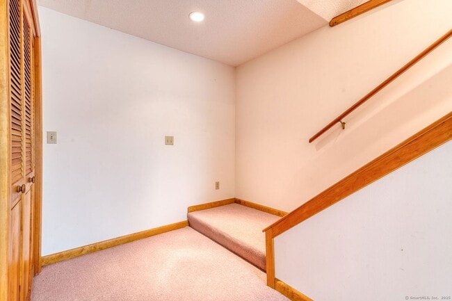 Building Photo - 592 Mountain Rd