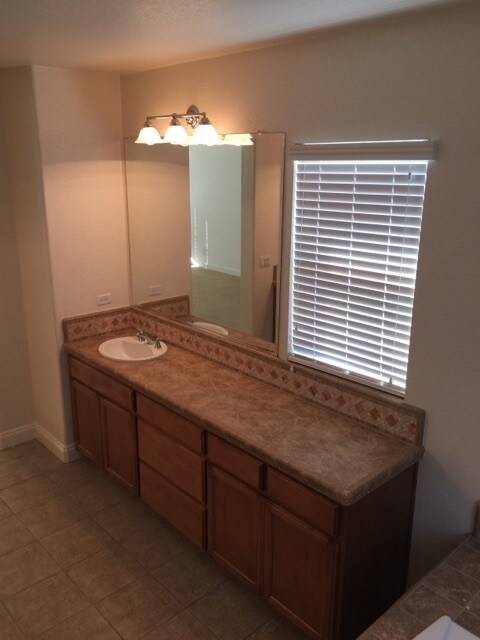 Building Photo - Manteca 4 Bedroom 1/2 bath 2 Car Garage ta...