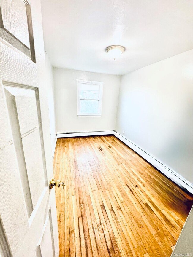 Building Photo - 817 Van Nest Ave