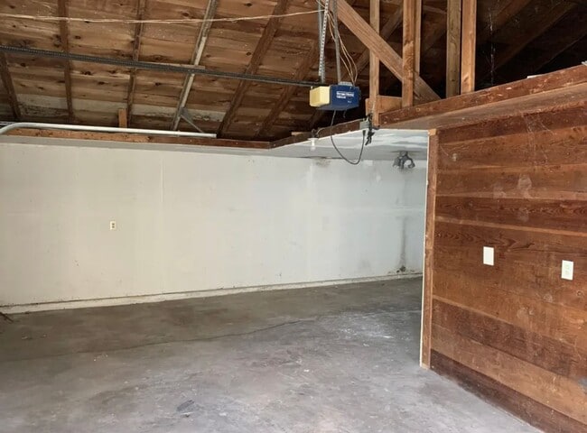 Building Photo - 3 bedroom/2 bath house