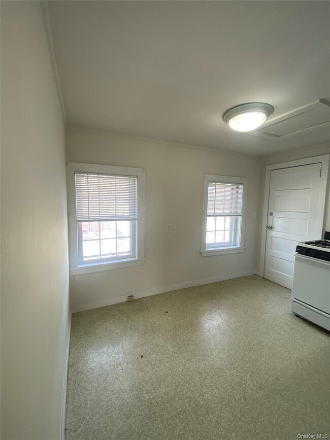 Building Photo - 6 Willow Ave