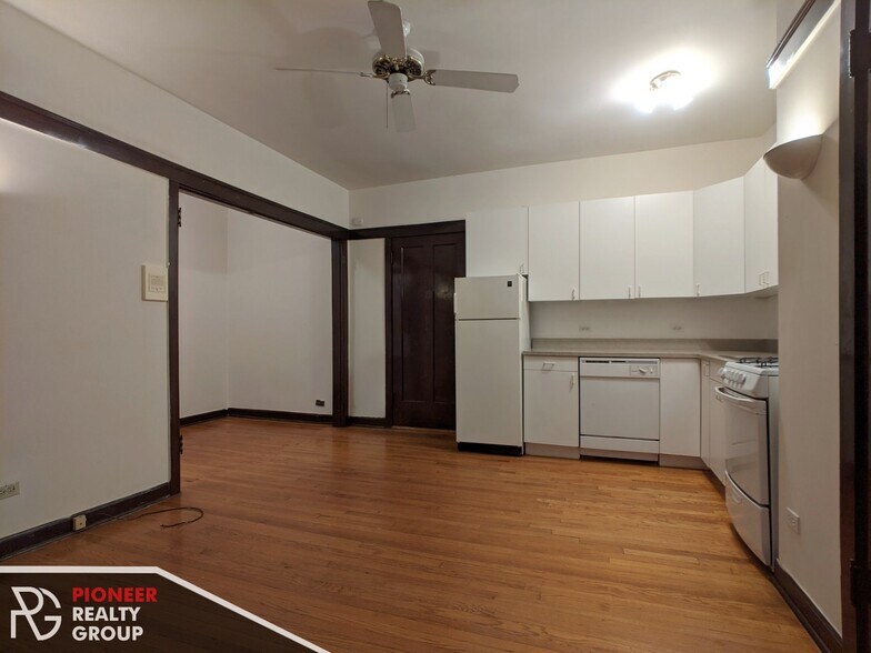 Building Photo - 822 W Waveland Ave