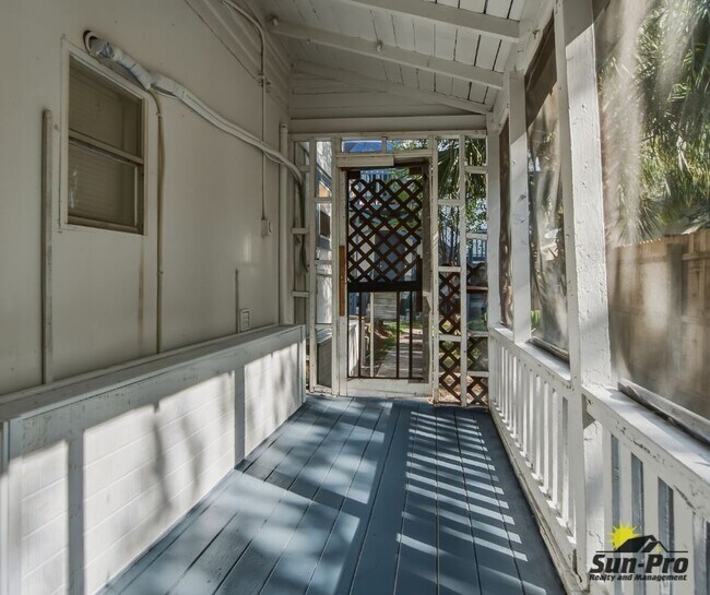 Building Photo - 215 Live Oak Ave