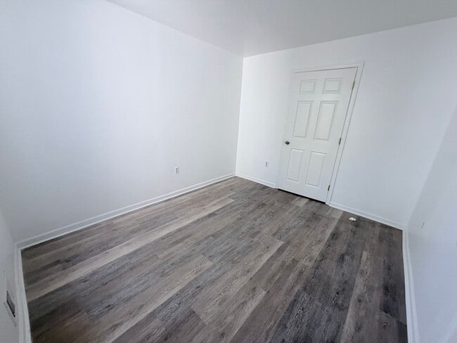 Building Photo - 2-bedroom HOUSE near University City!