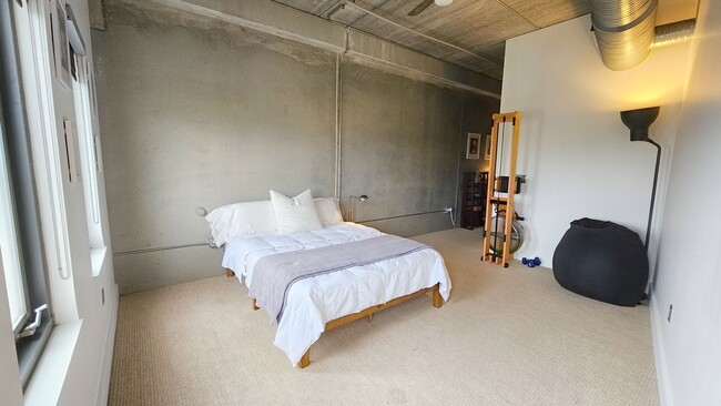 Building Photo - Incredible Top-Floor 1BR with Skyline View...