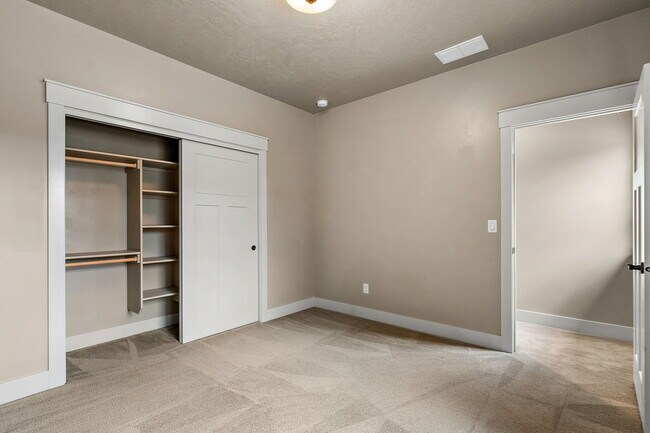 Building Photo - 923 S Lone Willow Ave