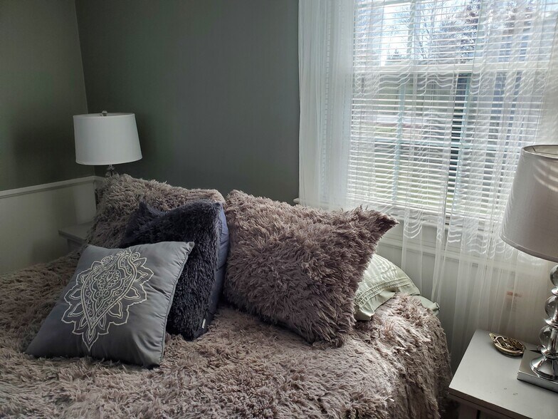 Bedroom 1, upstairs - 621 Broadview Dr