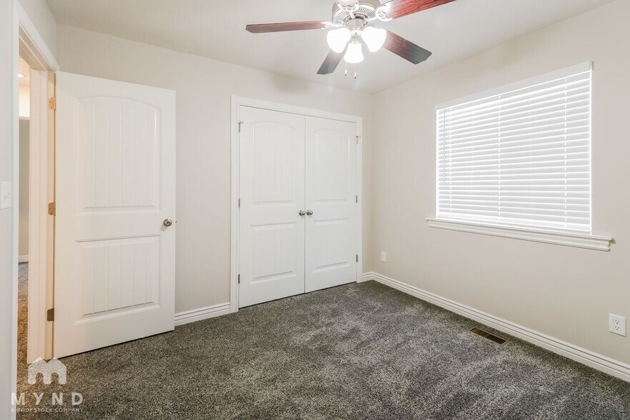Building Photo - 2251 E Maple Dr