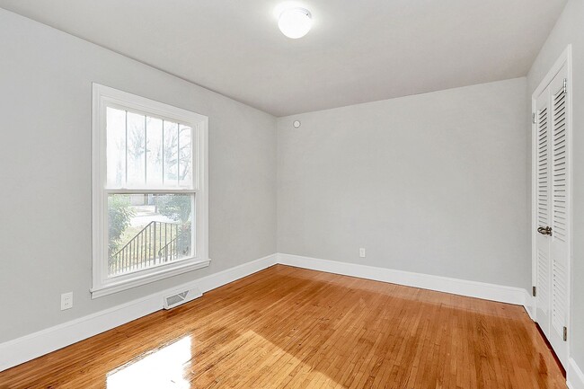 Building Photo - Lovely Two Bedroom Duplex!