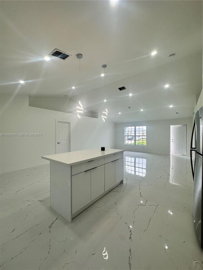 Building Photo - 1716 NE 6th Pl