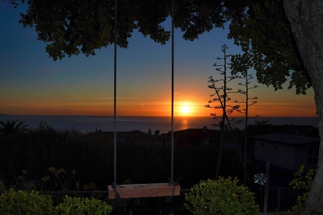 Building Photo - !! DESIRABLE 3 BEDROOM 3 BATHROOM LOCATED IN BEAUTIFUL RANCHO PALOS VERDES !!