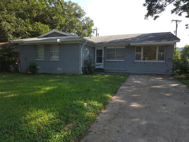 4 bedroom 1.5 bathroom house! HOUSING ACC... - 4 bedroom 1.5 bathroom house!  HOUSING ACC...