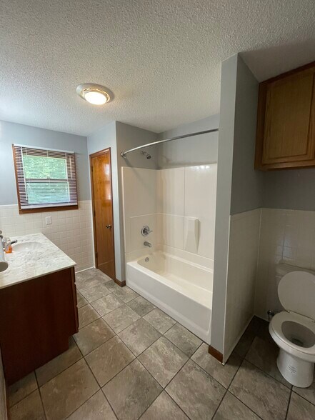 Bathroom - 918 N Walnut St