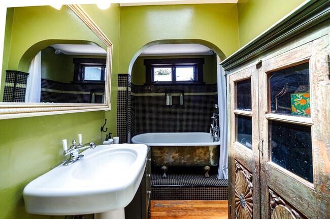 Building Photo - 5316 La Cresta Ct