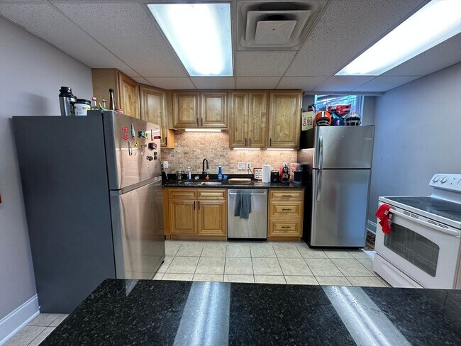 Primary Photo - 1988 N High St