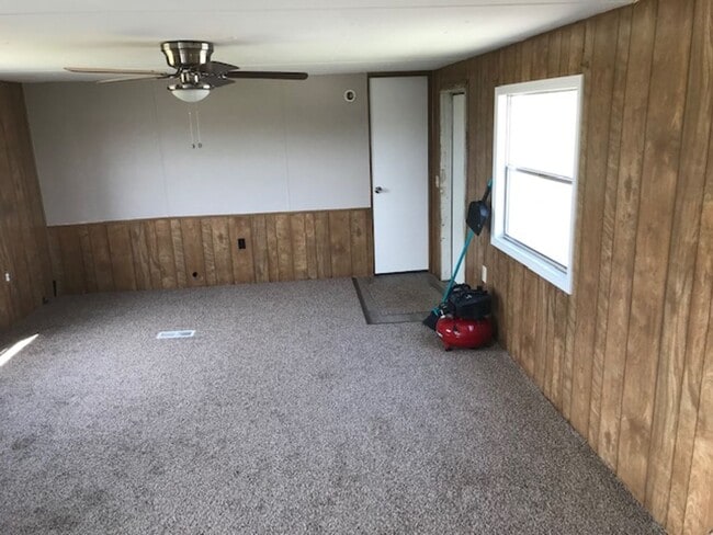 Building Photo - 2 Bedroom and 2 Baths Home on Large Fenced...