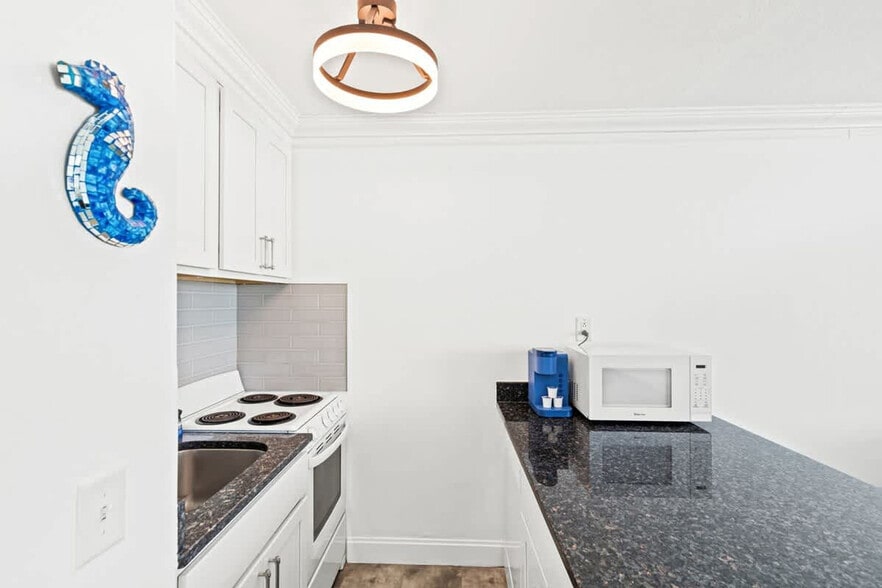 Building Photo - 8817 S Thomas Dr