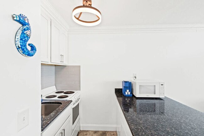 Building Photo - 8817 S Thomas Dr