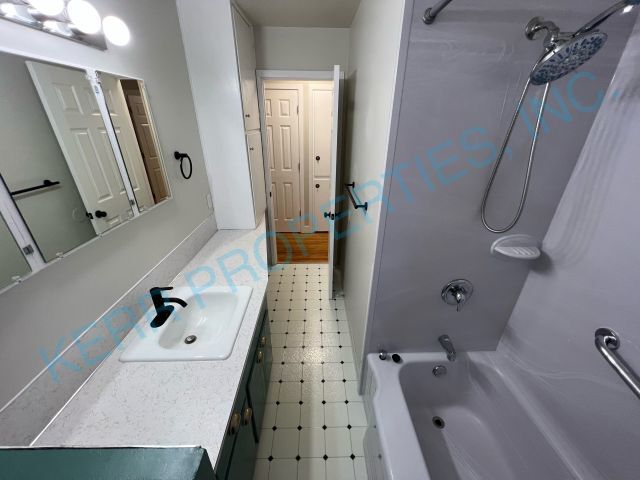 Building Photo - FREE RENT! Charming 3-Bedroom Retreat in Vibrant Portland Neighborhood! SCREENING CHARGES TO BE R...