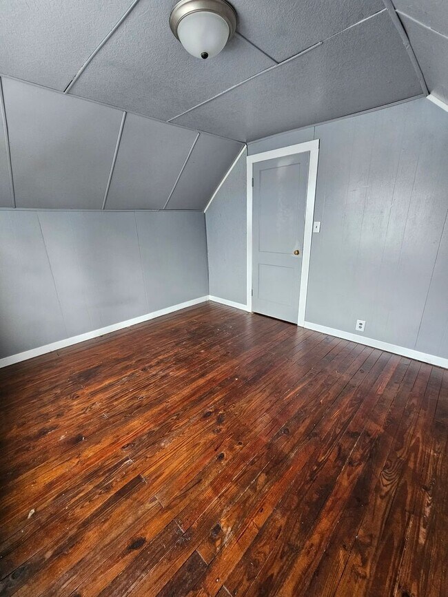 Building Photo - Freshly Painted 3-Bedroom, 1-Bathroom Home – $1,400/Month | 1,760 Sq. Ft. | Accepting Section 8