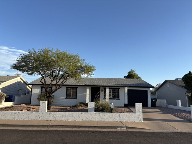 Building Photo - 3441 E Claire Dr