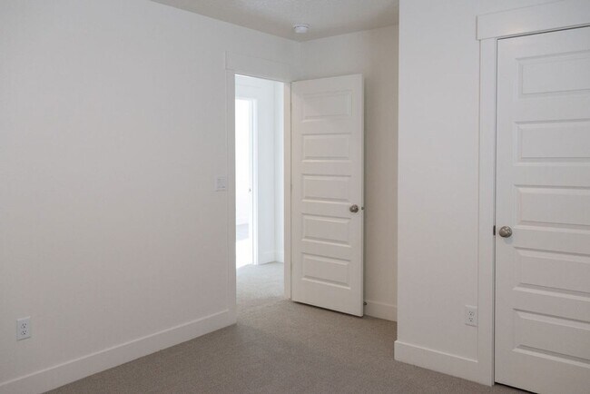 Building Photo - Spacious 4-Bed Home in Sage Canyon