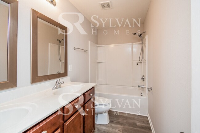 Building Photo - A must see 4-bedroom, 2.5 bath home in Oak Pointe.