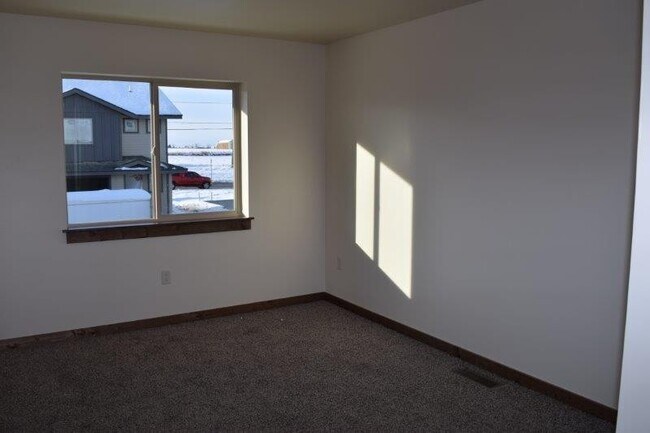 Building Photo - Newer 3 Bedroom 2.5 Bath Townhome Close to shopping!