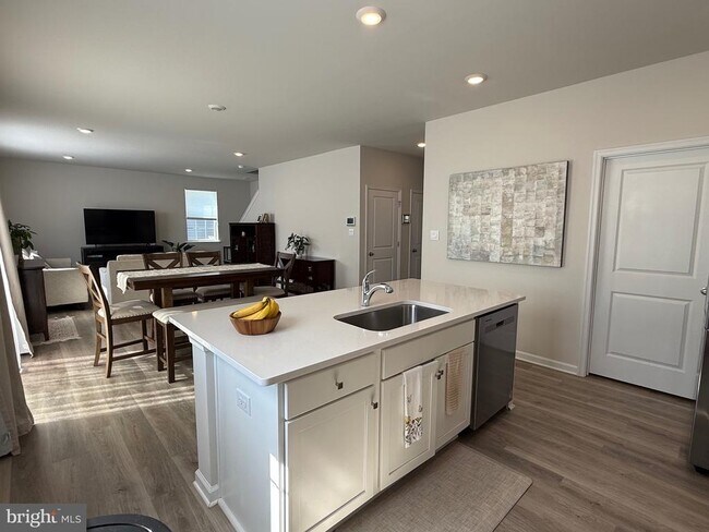 Building Photo - 13 Outsail Ave