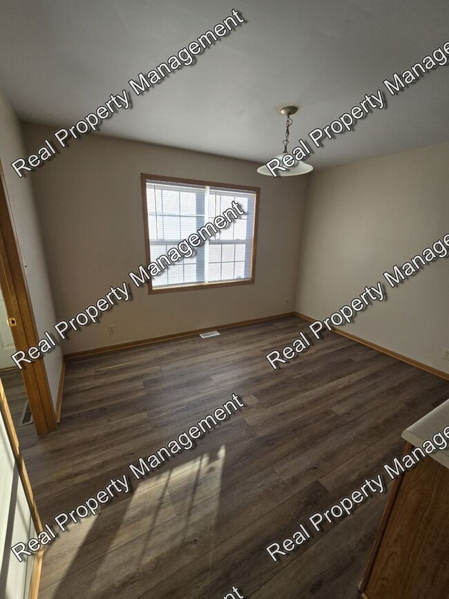 Building Photo - Updated 3 Bedroom Townhome