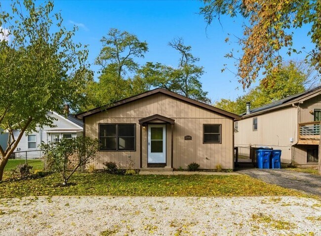 Building Photo - 37446 E Park Ln