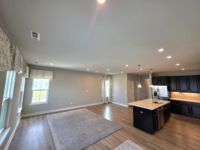 Building Photo - 3 Bedroom, 2.5 Bath End Unit Townhome on C...