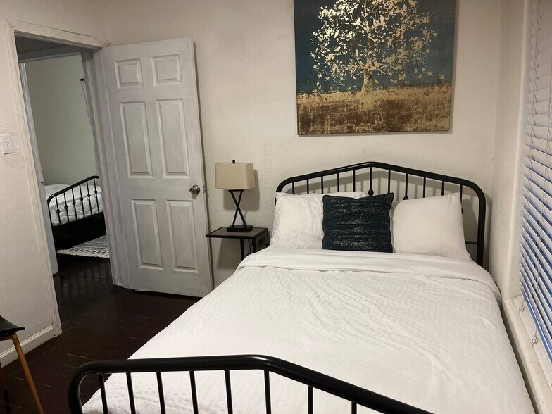 Bedroom - 2817 Southmore Blvd