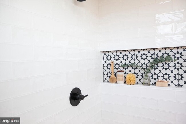 Building Photo - 2539 Collins St