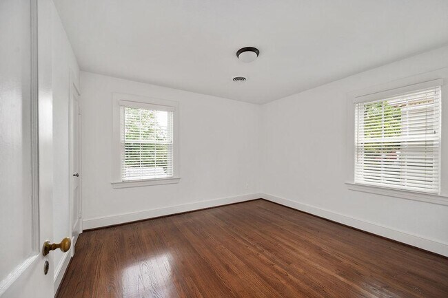 Building Photo - 819 Weedon St