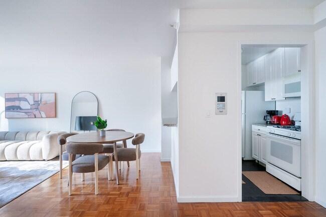 Building Photo - 350 W 43rd St