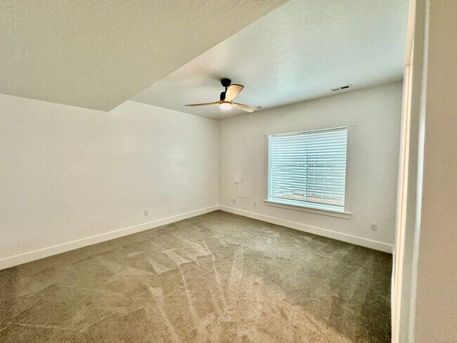 Building Photo - Gorgeous 5 Bed 3.5 Bath Home at Daybreak I...