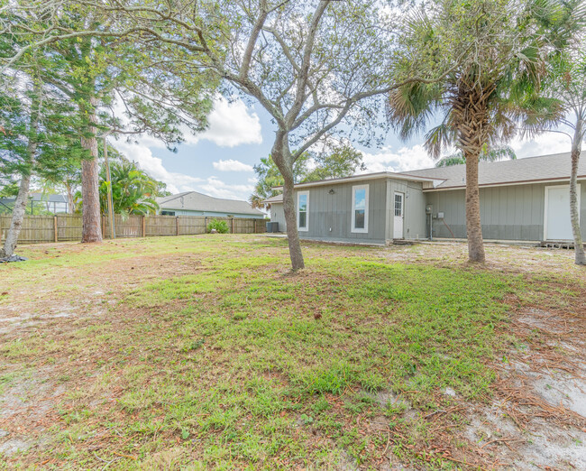 Building Photo - 602 SE Ridgely Ave