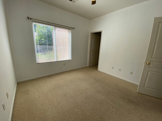 Building Photo - Cozy Home for rent in Visalia