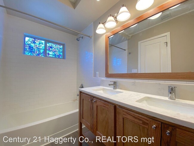 Building Photo - 4 br, 3.5 bath House - 4004 Camelot Height...