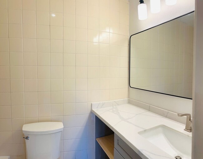 Building Photo - Beautiful 2 bedroom Condo