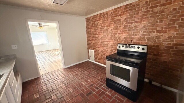 Building Photo - Spacious 3-bedroom, one-bathroom home.